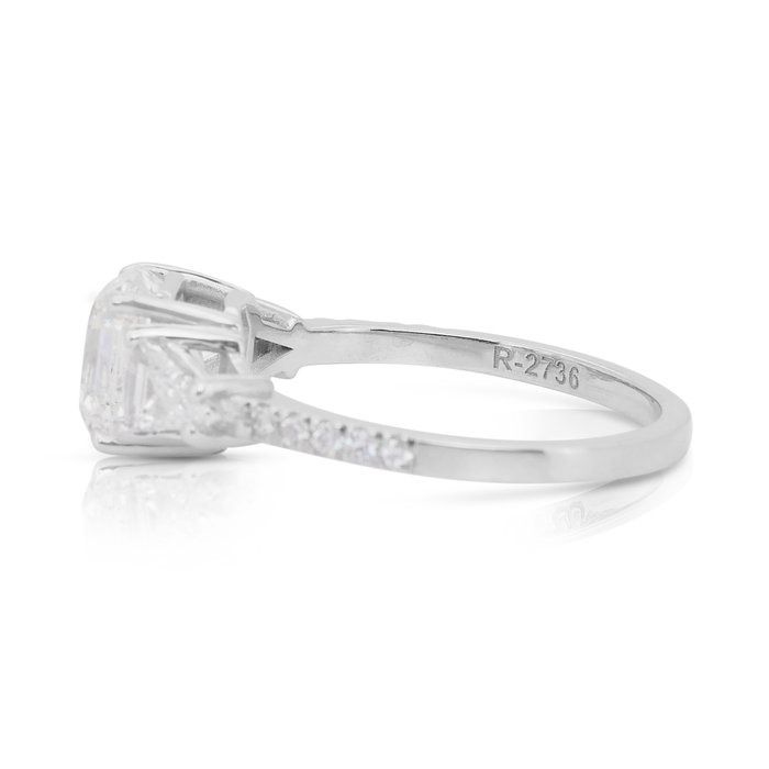 Luminous 2.70ct Diamonds Ring in 18k White Gold - IGI Certified