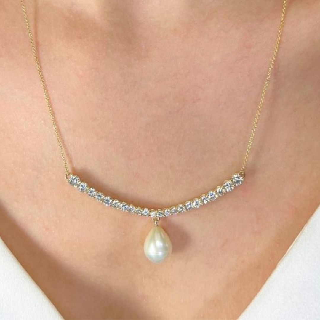 Lustrous 6.15ct Fresh Water Cultured Pearl and Diamonds Necklace in 18k Yellow Gold - IGI Certified
