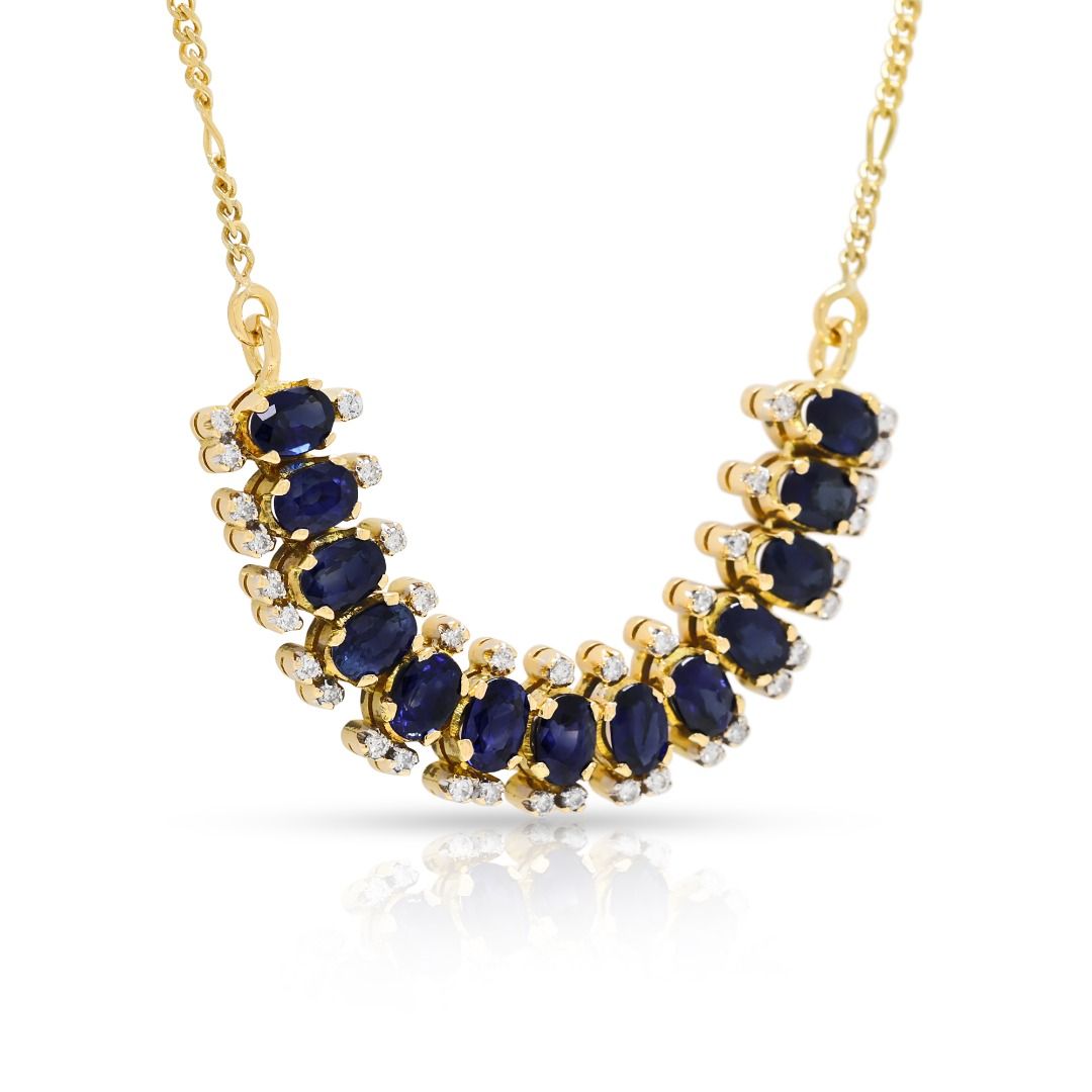 Luxuriöse 2,6 Karat Blauer Saphir Halskette akzentuiert mit 0,20 Karat Diamanten in 18 Karat Gelbgold