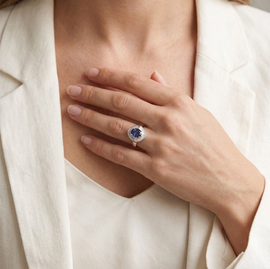 Luxuriöser Ring aus 18K Weißgold mit einem 2,8 Karat Blauen Saphir und einem 0,33 Karat Halo aus Diamanten im Tapered-Schliff