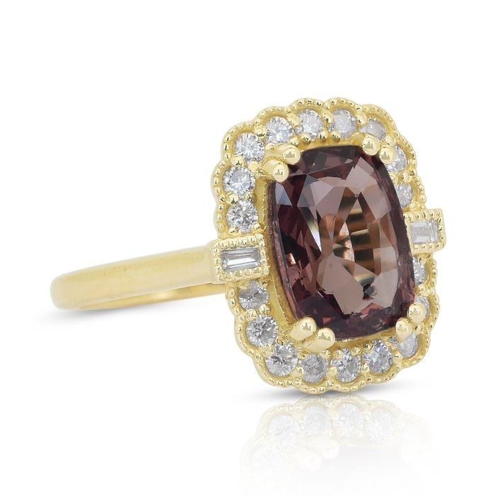Luxurious 3.53ct Garnet and Diamonds Cluster Ring in 14k Yellow Gold - GIA Certified