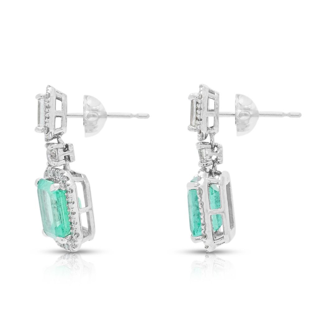 Luxuriöse 4,06 ct Smaragd- und 1,78 ct Naturdiamant-Halo-Ohrhänger in Platin