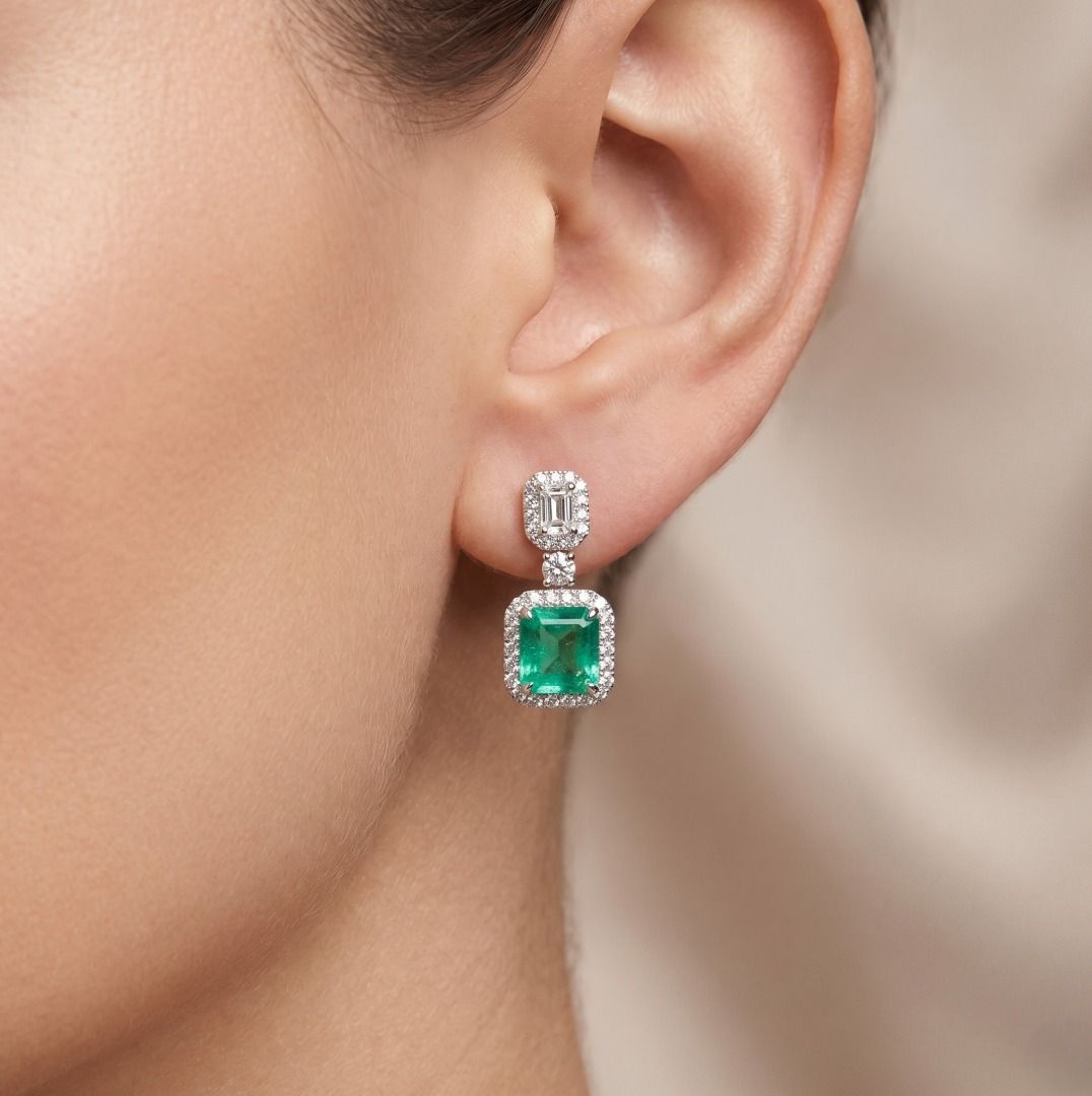 Luxuriöse 4,06 ct Smaragd- und 1,78 ct Naturdiamant-Halo-Ohrhänger in Platin