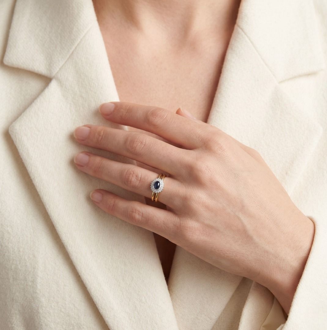 Eleganter Ring mit 0,50 Karat Saphir-Cabochon und 0,05 Karat natürlichen Diamanten im Halo-Stil, aus 18K zweifarbigem Gold