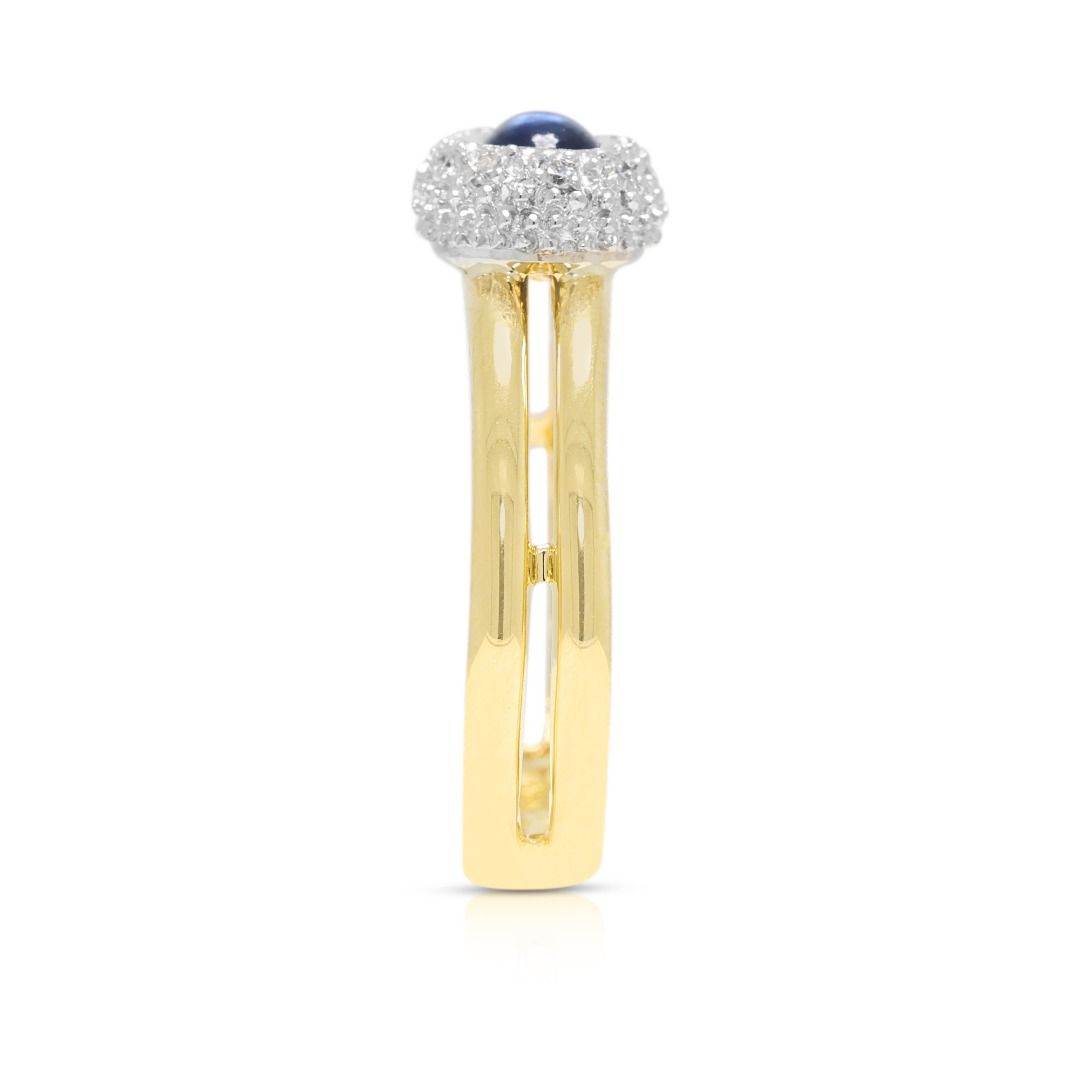 Eleganter Ring mit 0,50 Karat Saphir-Cabochon und 0,05 Karat natürlichen Diamanten im Halo-Stil, aus 18K zweifarbigem Gold