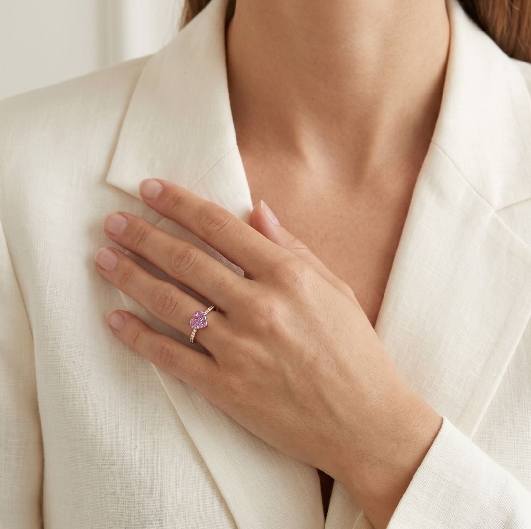 Romantischer Herz-Cluster-Ring mit 0,68 Karat rosa Saphir und 0,120 Karat Diamanten in 18 Karat Roségold (Neu)