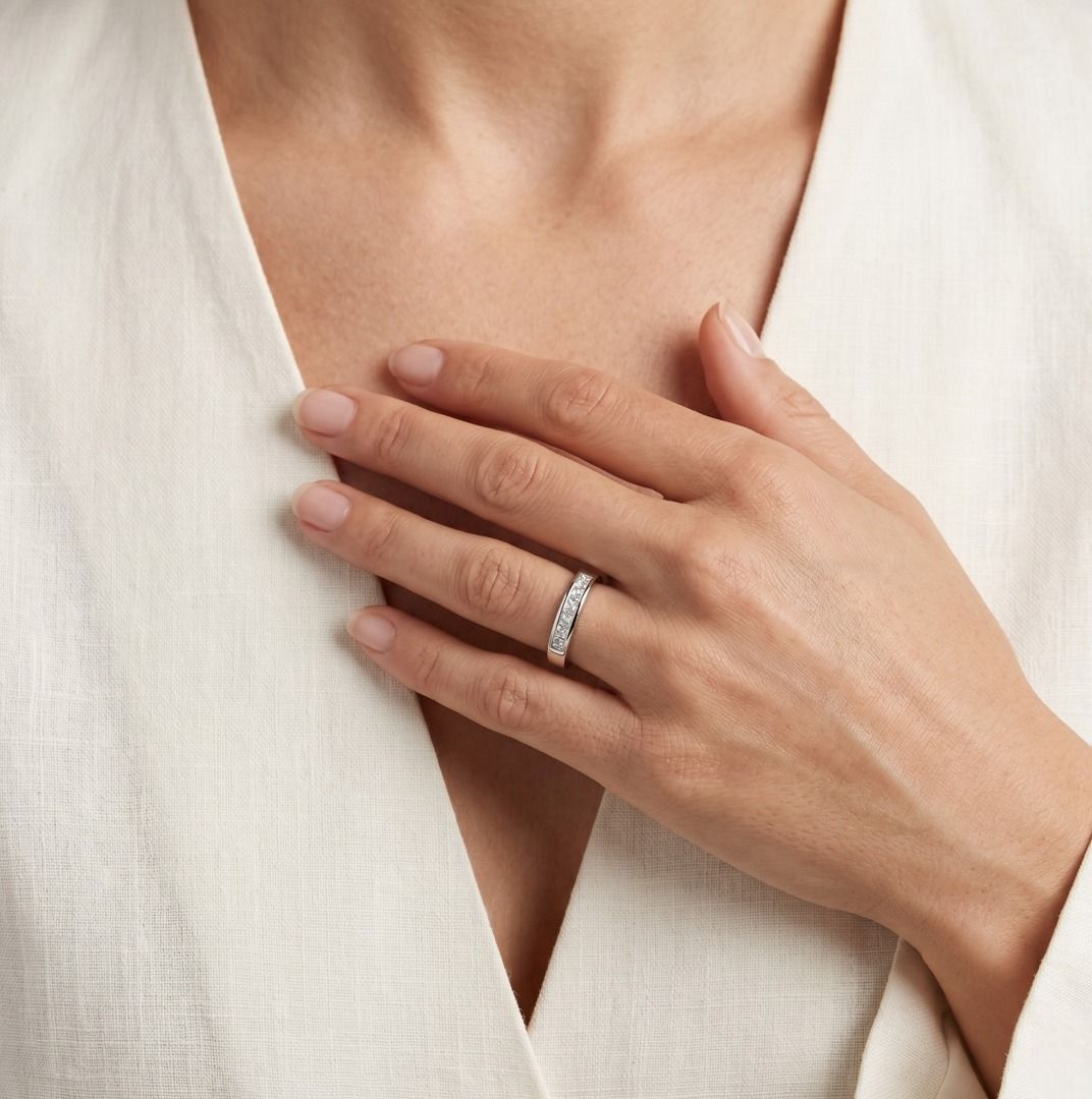 Raffinierter Ring mit 0,70 ct Naturdiamanten im Kanalfassung aus 18K Weißgold