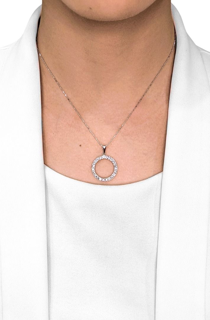 Sophisticated 0.72ct Natural Diamond 18k White Gold Circular Pendant