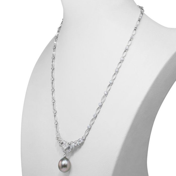 Sophisticated 1.46ct Cultured Pearl and Natural Diamonds Necklace in 18k White Gold - GCI Certified