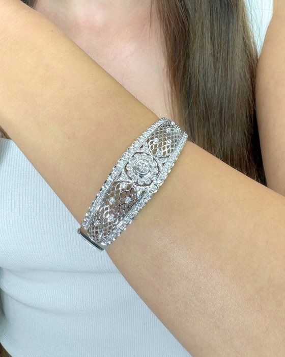 Sophisticated 1.50ct Diamonds Bangle in 18k White Gold - IGI Certified