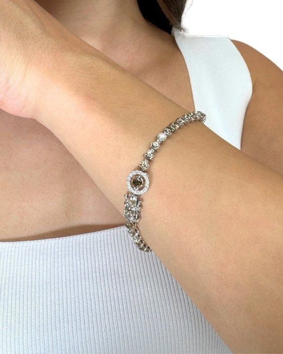 Sophisticated 6.25ct Diamonds Bracelet in 18k White Gold - IGI Certified