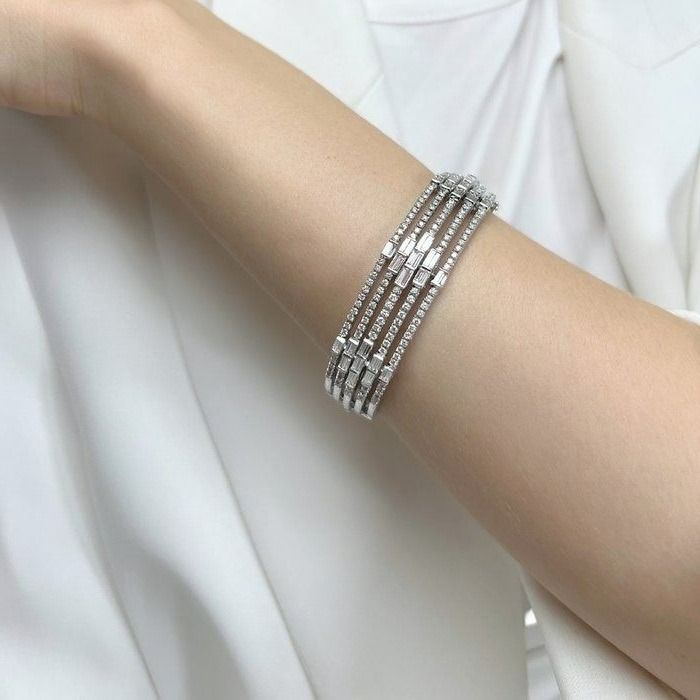 Sparkling 4.55ct Diamonds Bangle in 18k White Gold - IGI Certified