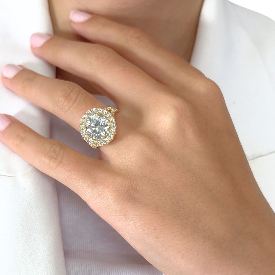 Sparkling 5.06ct Diamonds Halo Ring in 18k Yellow Gold - IGI Certified