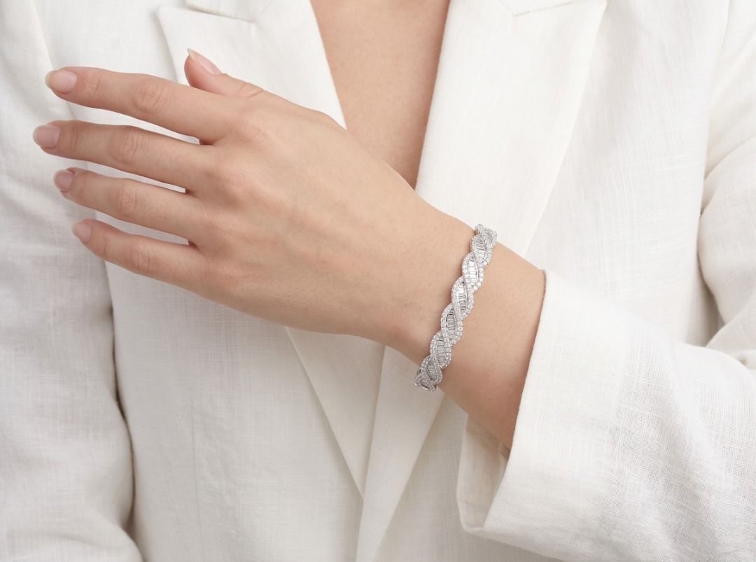 Spectacular 2.78ct Natural Diamond Twisted Bangle in 18K White Gold