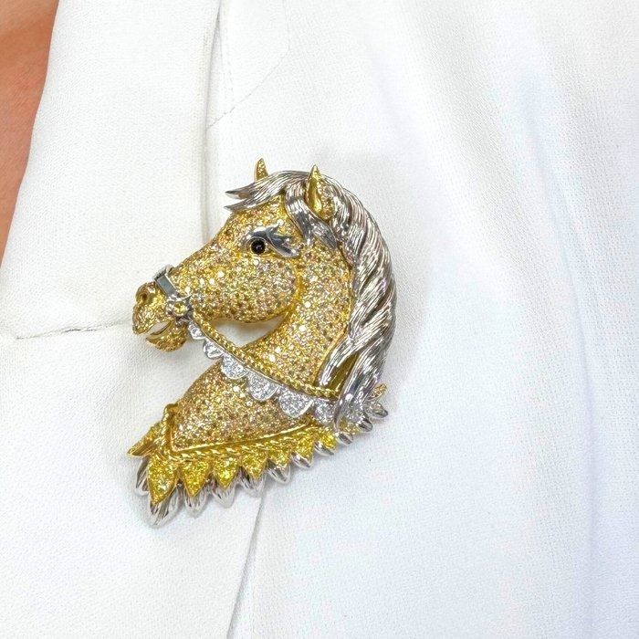 Striking 4.21ct Onyx and Diamonds Brooch in 18k Yellow Gold & Platinum - IGI Certified