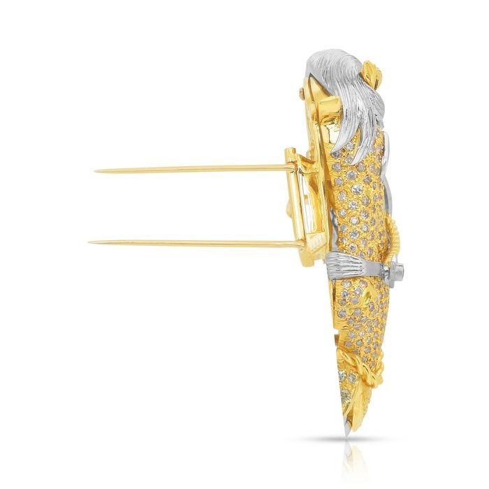 Striking 4.21ct Onyx and Diamonds Brooch in 18k Yellow Gold & Platinum - IGI Certified