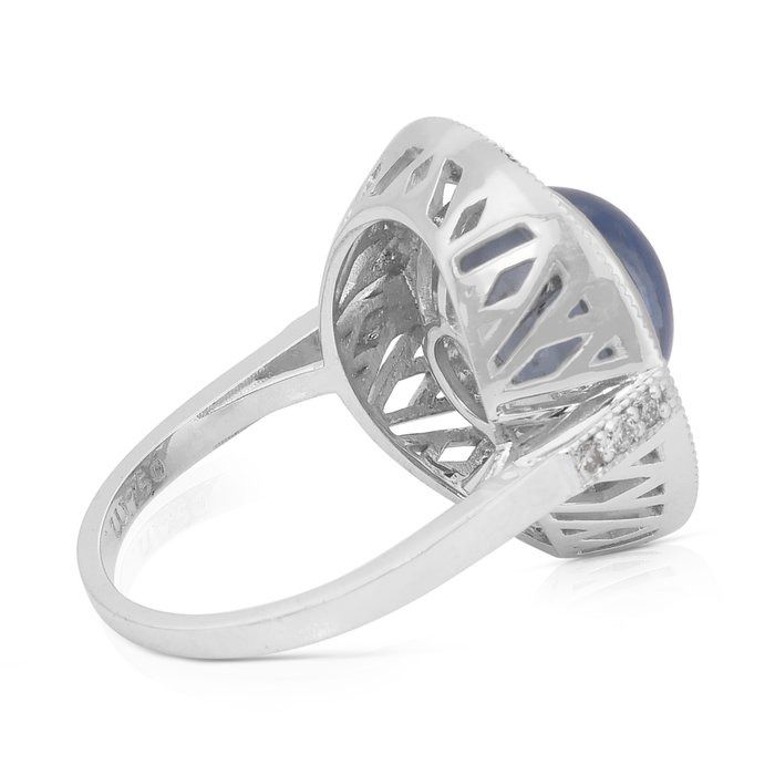 Stunning 10.92ct Star Sapphire and Diamonds Cocktail Ring in 18k White Gold - IGI Certified
