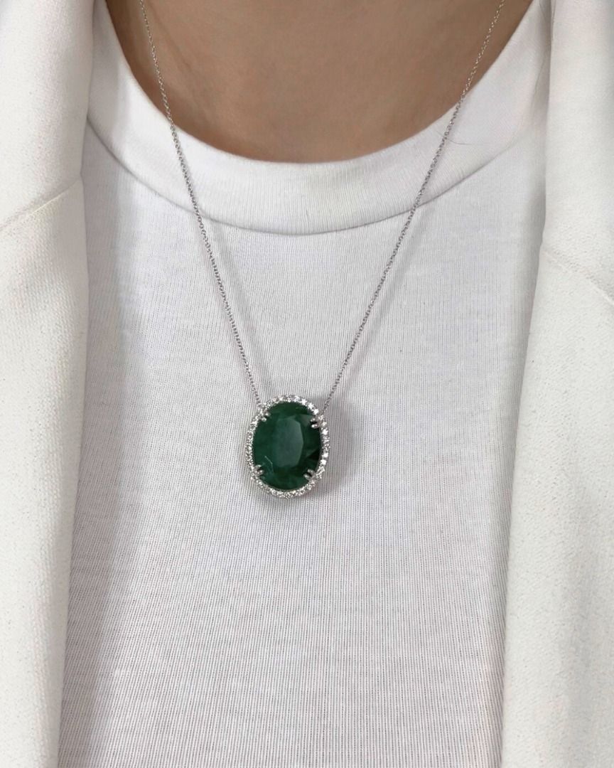 Stunning 15.30ct Emerald and Diamonds Necklace with Pendant in 18k White Gold - IGI Certified