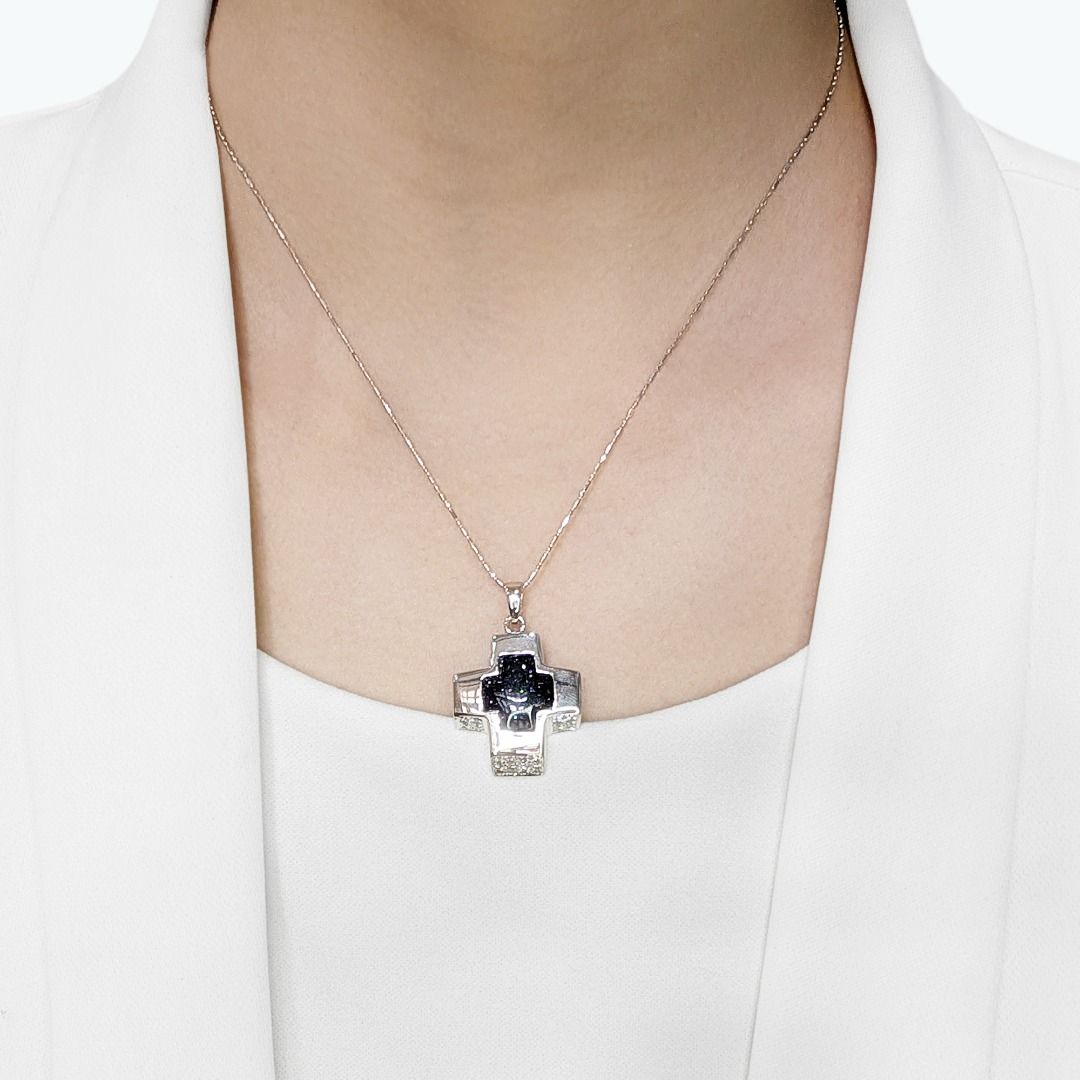 Stunning 18K White Gold Sandstone Quartz Crystal Pendant with 0.32ct Round Brilliant Diamonds