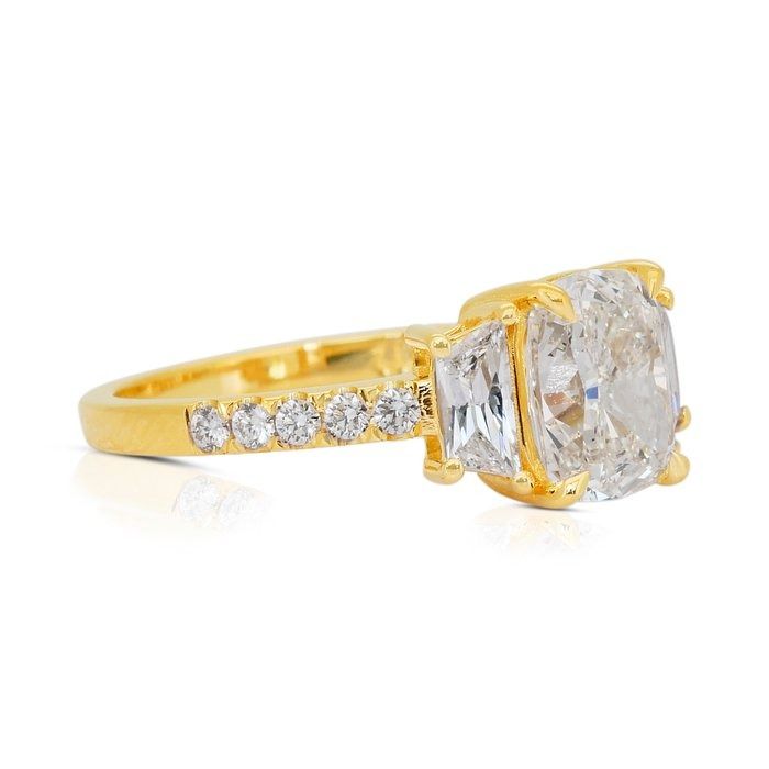 Stunning 2.62ct Diamonds 3-Stone Ring in 18k Yellow Gold - IGI Certified