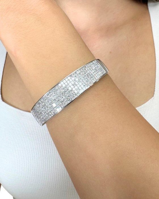 Stunning 8.10ct Diamonds Bangle in 18k White Gold - IGI Certified