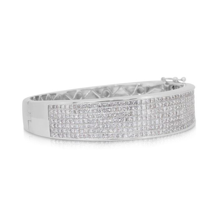 Stunning 8.10ct Diamonds Bangle in 18k White Gold - IGI Certified