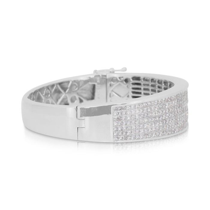 Stunning 8.10ct Diamonds Bangle in 18k White Gold - IGI Certified