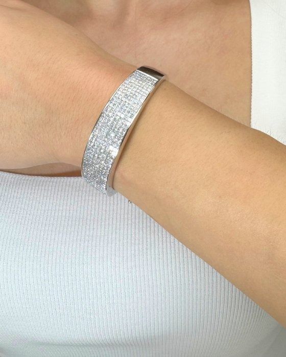 Stunning 8.10ct Diamonds Bangle in 18k White Gold - IGI Certified