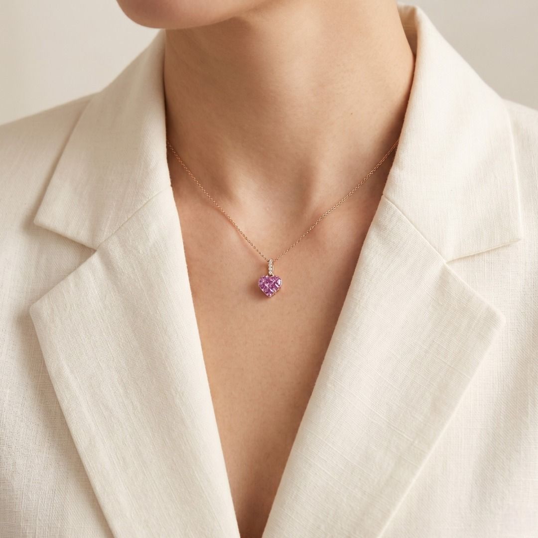 Süßer 0,66ct Herz-Anhänger mit pinkem Saphir und 0,030ct Diamantöse in 18K Roségold (Neu)