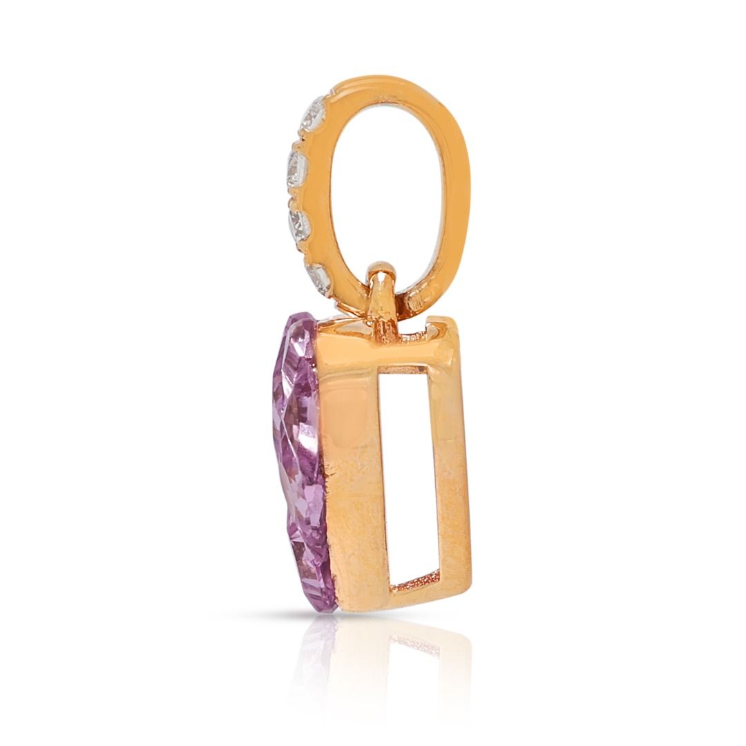 Süßer 0,66ct Herz-Anhänger mit pinkem Saphir und 0,030ct Diamantöse in 18K Roségold (Neu)