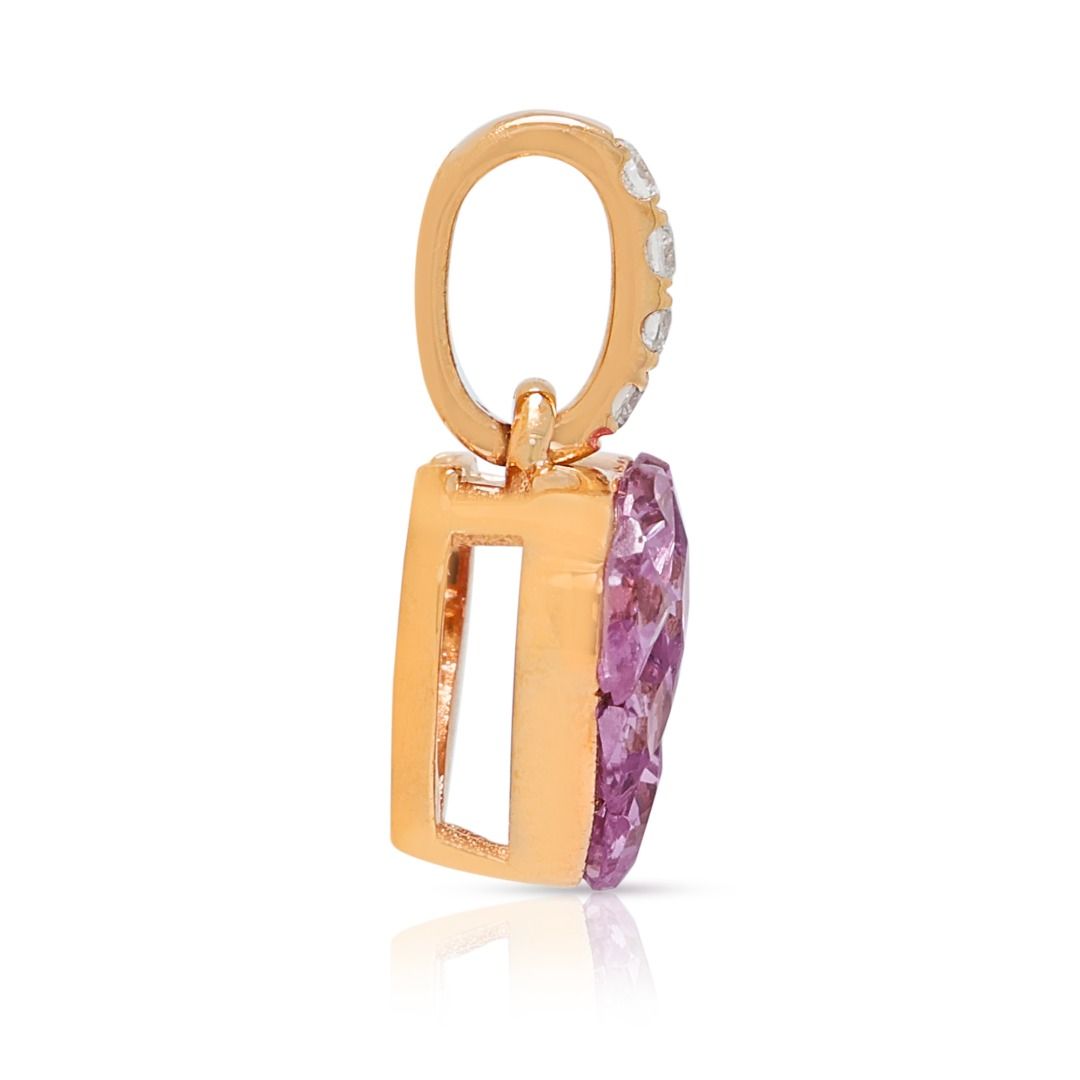 Süßer 0,66ct Herz-Anhänger mit pinkem Saphir und 0,030ct Diamantöse in 18K Roségold (Neu)