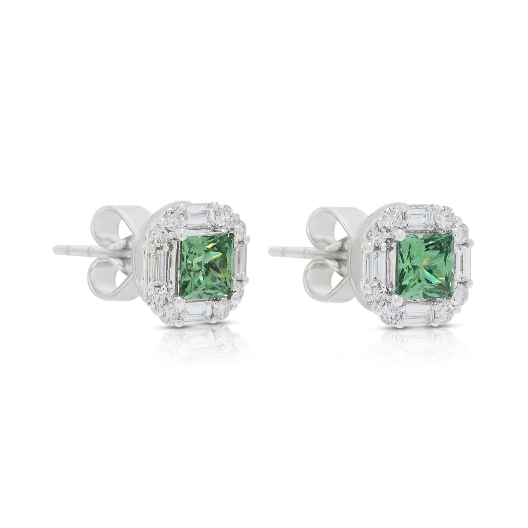 Lebendige 2 Karat grüne Quarz- und 1,36 Karat Diamant-Halo-Ohrstecker in 18 Karat Weißgold