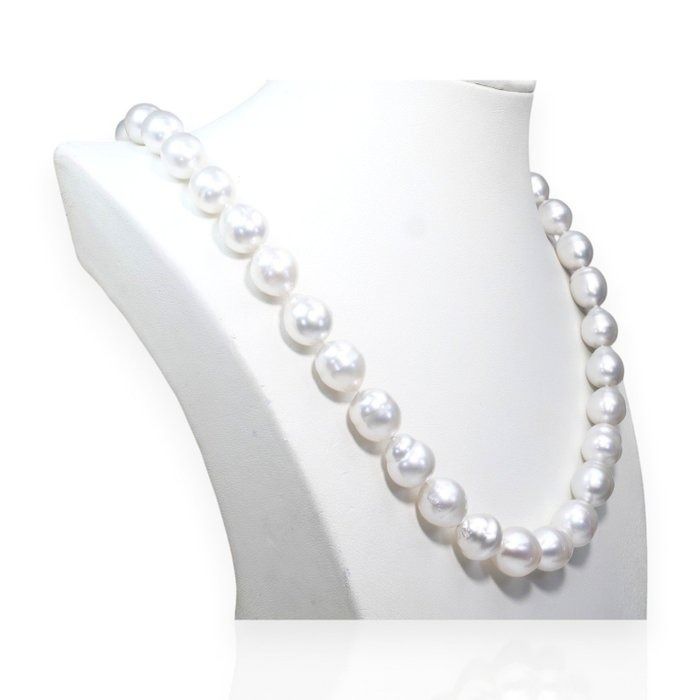 0.30 Carat GCI Certified Natural Diamond And South Sea Pearl 18k Yellow Gold Necklace