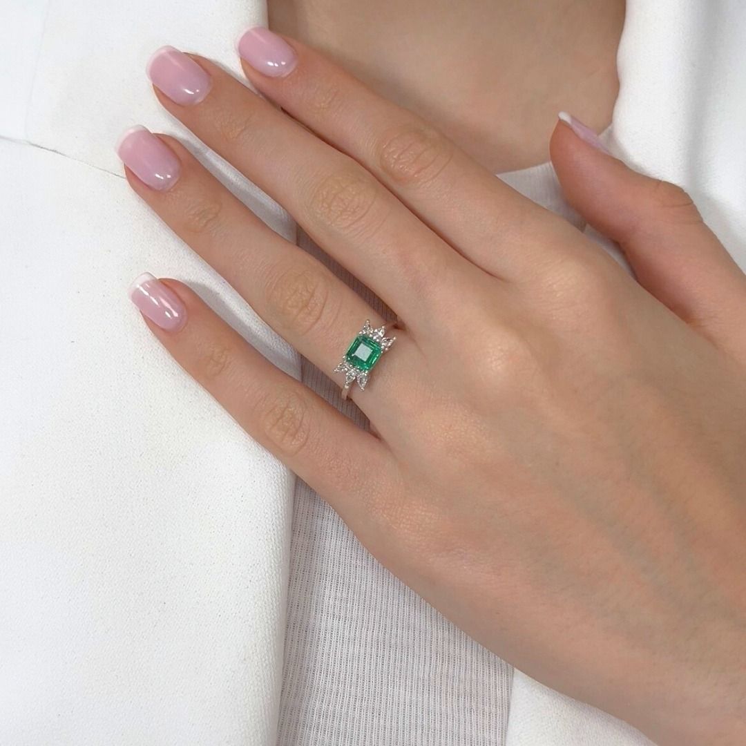 Captivating Emerald and Diamonds Cluster Ring in 18k White Gold