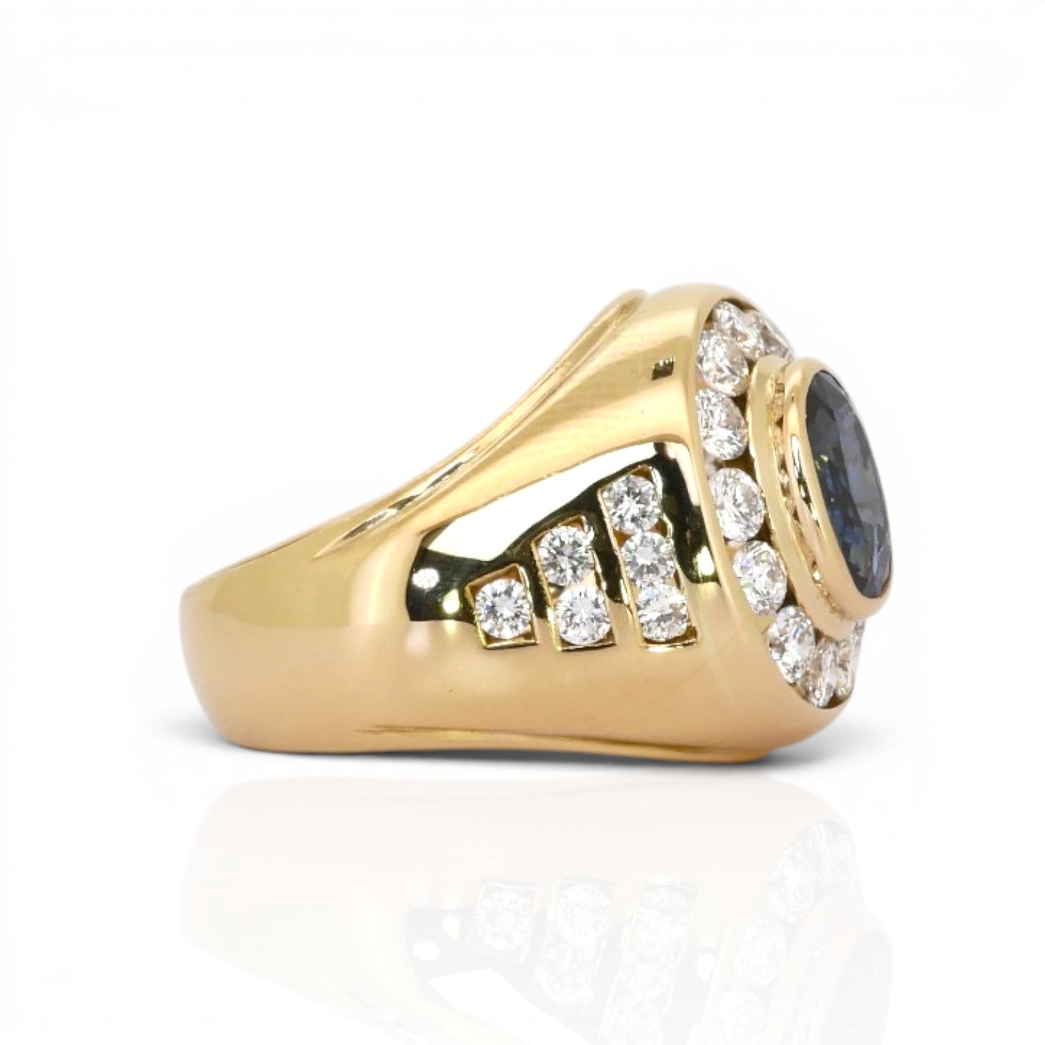 3.39 Carats IGI Certified Sapphire And Diamonds 18k Yellow Gold Cocktail Ring