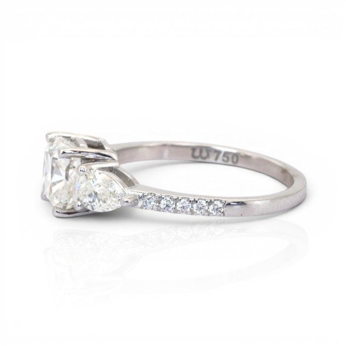 2.22 Karat IGI-zertifizierter natürlicher Diamant 18K Weißgold 3-Stein-Ring