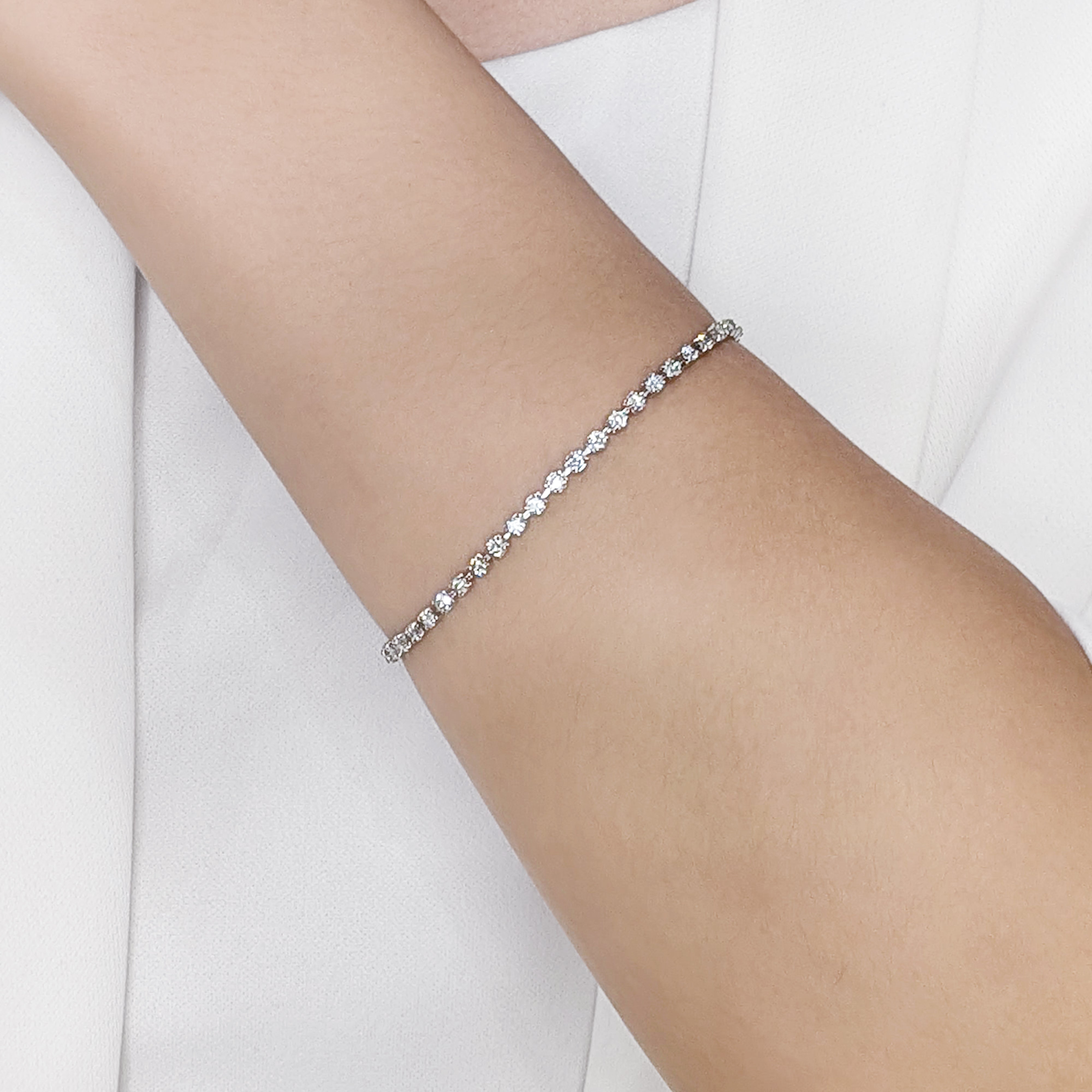 Luxurious 2ct Natural Diamonds Bracelet in Platinum