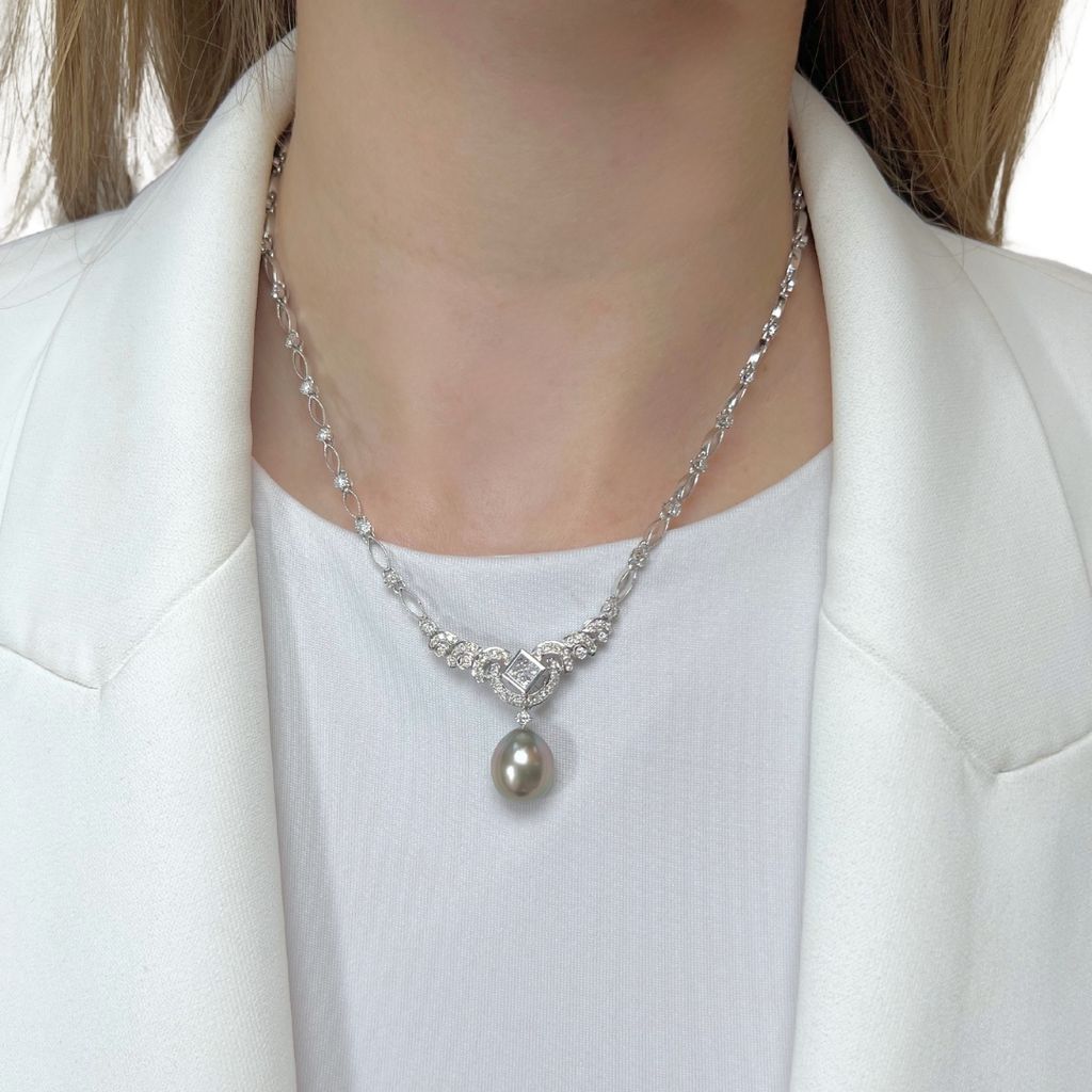 Sophisticated 1.46ct Cultured Pearl and Natural Diamonds Necklace in 18k White Gold - GCI Certified