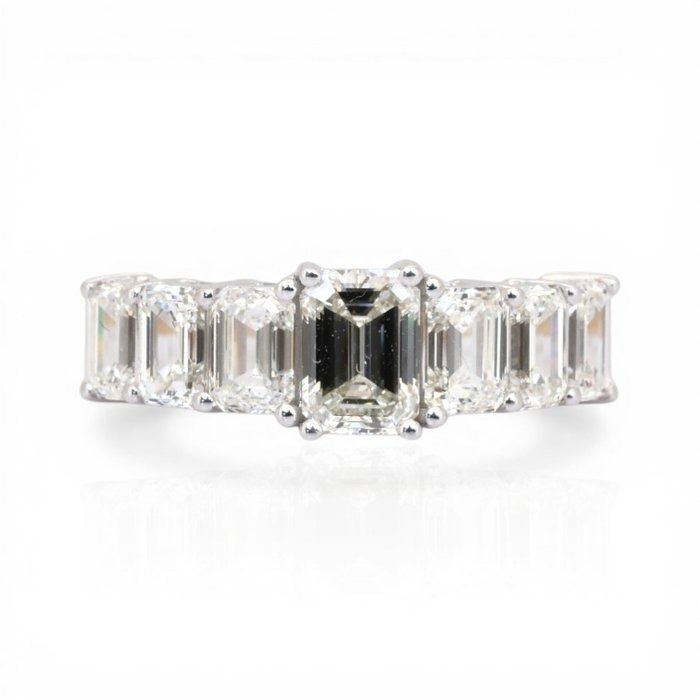3.56 Carat IGI Certified 18K Yellow & White Gold 7-Stone Ring