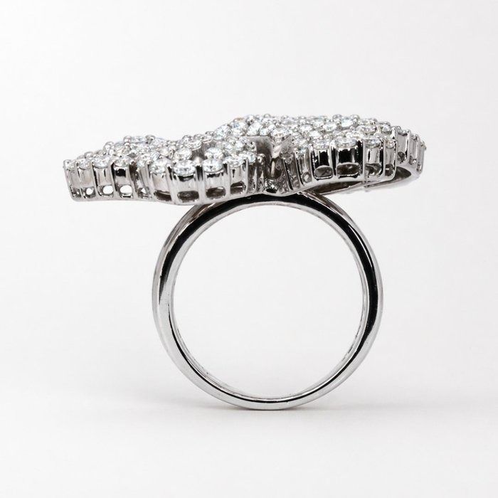 3,60 Karat IGI zertifizierter Naturdiamant Cocktailring aus 18K Weißgold