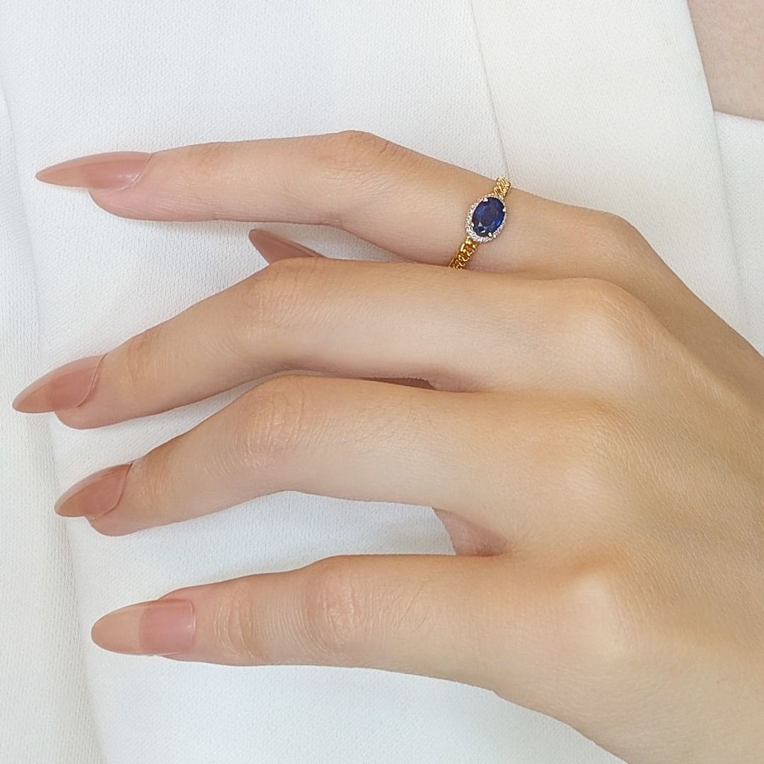 Sophisticated 0.75ct Blue Sapphire and Natural Diamonds Halo Ring in 18K Yellow Gold