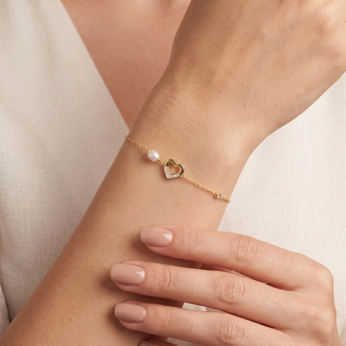 Charming 0.05ct Natural Diamond and Pearl Open Heart Chain Bracelet in 18K Yellow Gold