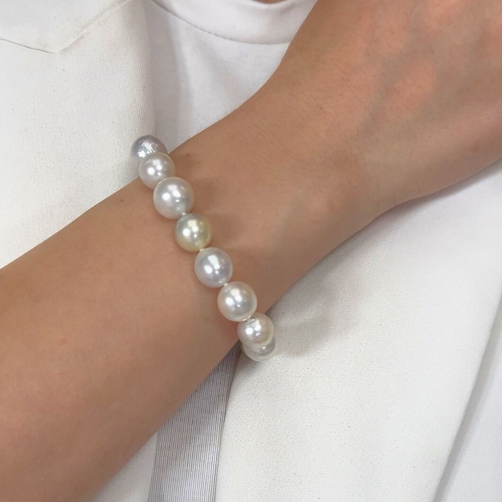 Lustrous 90.00ct Salt Water Cultured Pearls Bracelet in 18k Yellow Gold - IGI Certified