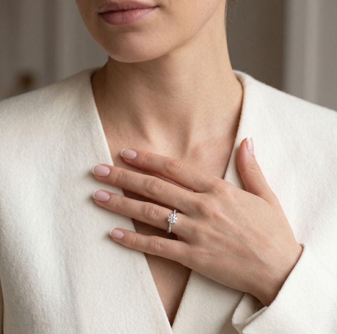 Brillanter 0,9-Karat-Labor-Diamant mit 0,10-Karat-Naturdiamant-Twist-Bandring in 18K Weißgold – IGI-zertifiziert