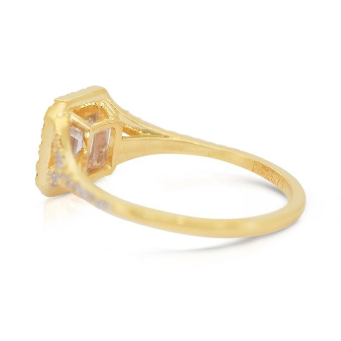 Brilliant 1.34ct Diamonds Halo Ring in 18k Yellow Gold - IGI Certified
