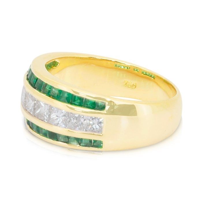Captivating 1.35ct Emeralds and Diamonds Ring in 18k Yellow Gold - IGI Certified