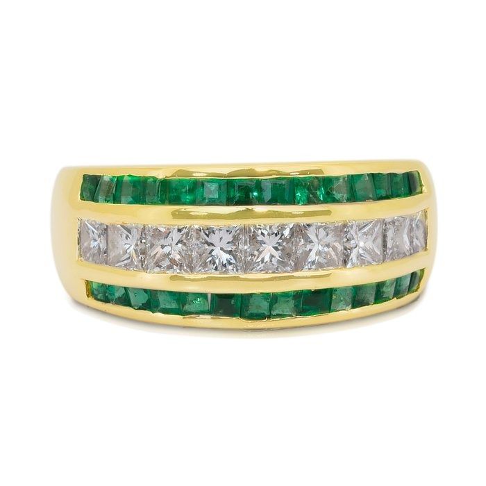 Captivating 1.35ct Emeralds and Diamonds Ring in 18k Yellow Gold - IGI Certified