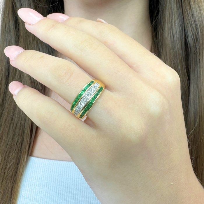 Captivating 1.35ct Emeralds and Diamonds Ring in 18k Yellow Gold - IGI Certified