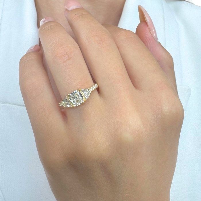 Captivating 1.62ct Diamonds 3-Stone Ring in 18k Yellow Gold - IGI Certified