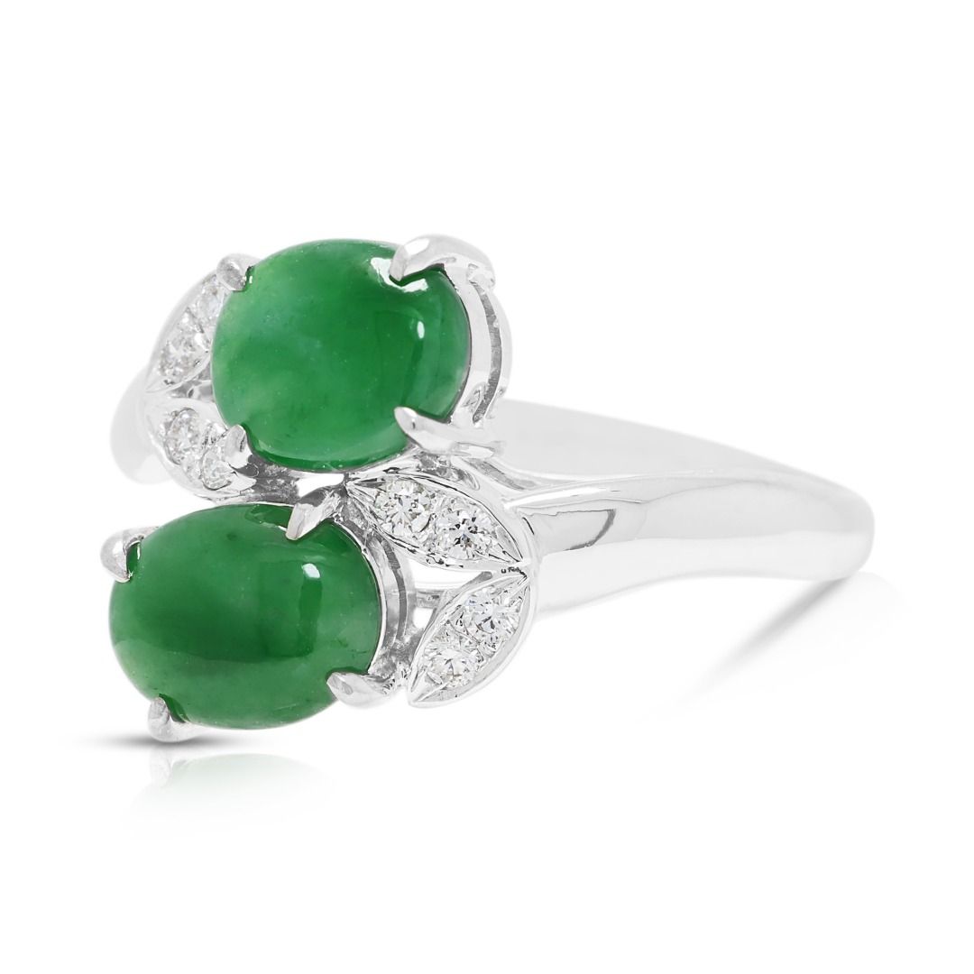 Fesselnder 2,5 Karat Jadeit-Cabochon mit 0,12 Karat natürlichem Diamant-Wickelring in 18K Weißgold (Neu)